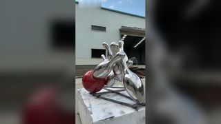 鏡面ステンレススチールのボウリング彫刻がダイナミックな瞬間を鮮やかに捉えます。