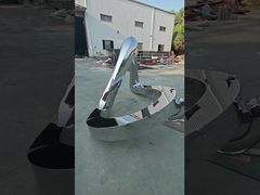 最高級の鏡面研磨を採用した抽象的な流線型ステンレス彫刻